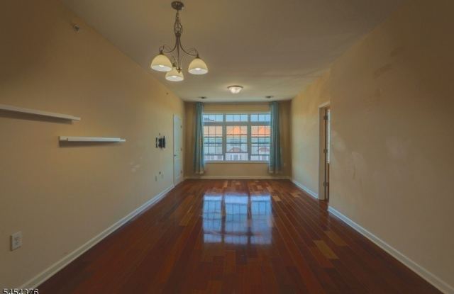 104 E Elizabeth Ave Gallery 3