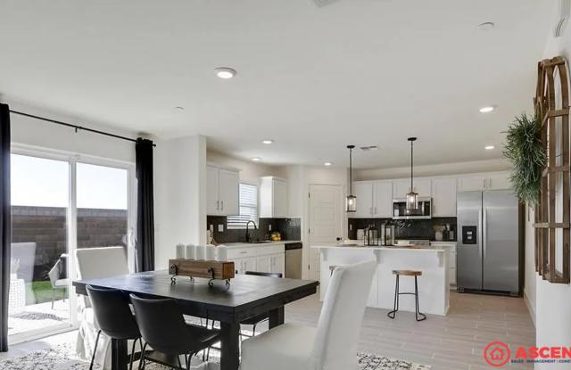 Spacious 5BR/3.5BA Home in 93311 – Solar Powered, Utilities Included! Gallery 4