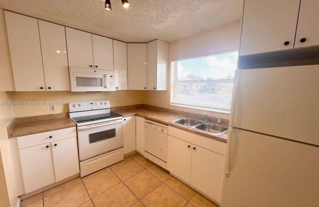 3737 Mil Lake Cir - 3737 Mil-Lake Circle, Greenacres, FL 33463