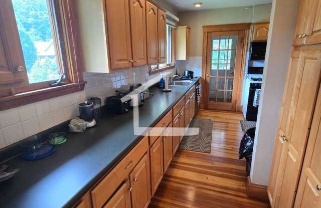Brighton 3-Bed Avail 9/1 Gallery 4