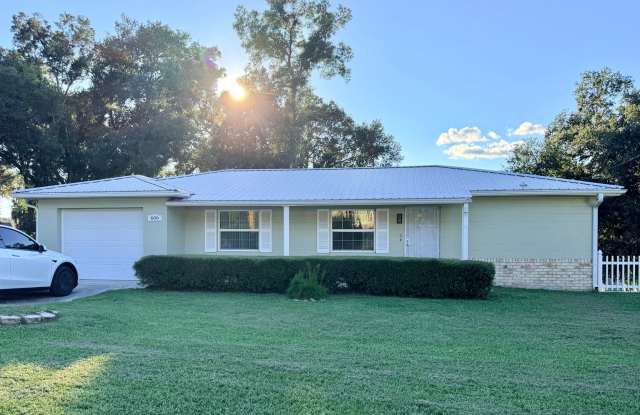 Beautiful 3/2 with large yard, new floors, and updated bathrooms! Gallery 1