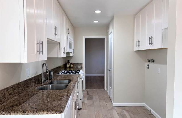 Large Condo 3 bedrooms | Den | 2 Car Garage | 2 Swimming Pools Gallery 3