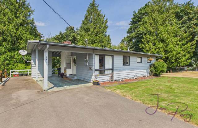 Spacious 3-Bedroom Lynden Home with Two Living Areas Gallery 1