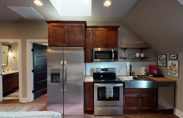 Cozy Fully Furnished Edgehill Apartment- ALL UTILITIES INCLUDED! photos photos