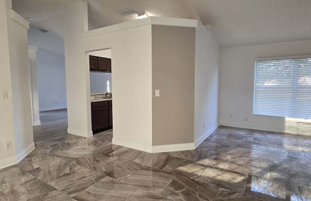 3/2~ Siena Ridge ~ Open kitchen with a large eating space! Gallery 4