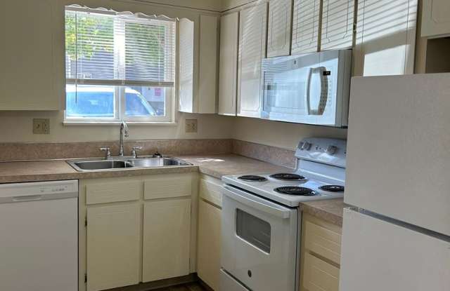 (749) Jackson Square - 2 Bedroom / 1.5 Bathroom Townhome – Albany Gallery 2