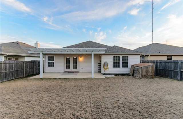 Beautiful single-story home with a front garage featuring a 3-bedroom, 2-bath split floor plan. - 7020 Dove Tail Drive, McKinney, TX 75070