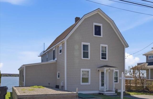 38 Aquidneck Avenue Gallery 1
