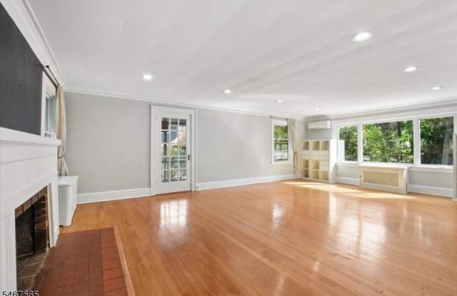 80 Claremont Ave Gallery 4