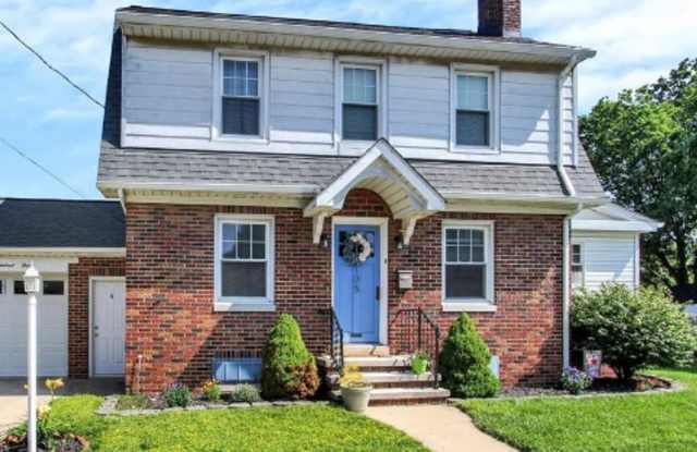Single Family Home with Garage - 105 Allegheny Avenue, Hanover, PA 17331