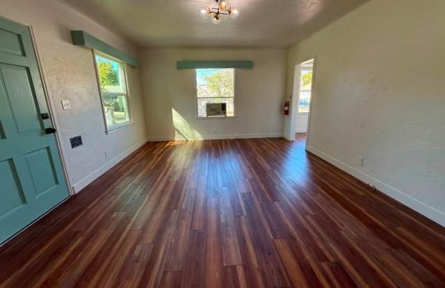 2 bedroom 1 bath home with garage Gallery 3