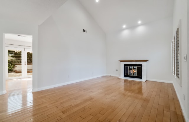 8 Pebble - 8 Pebble, Irvine, CA 92614