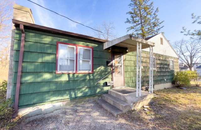 In-Unit Washer and Dryer huge yard right by Frat Row Gallery 3