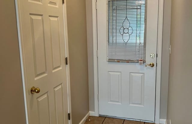 4 Bed, 2 Bath with Fenced Yard, Two-Car Garage, and Jetted Tub Gallery 3