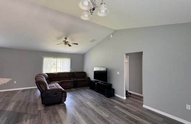 3-bedroom, 2-bath home in Ocklawaha, FL Gallery 3