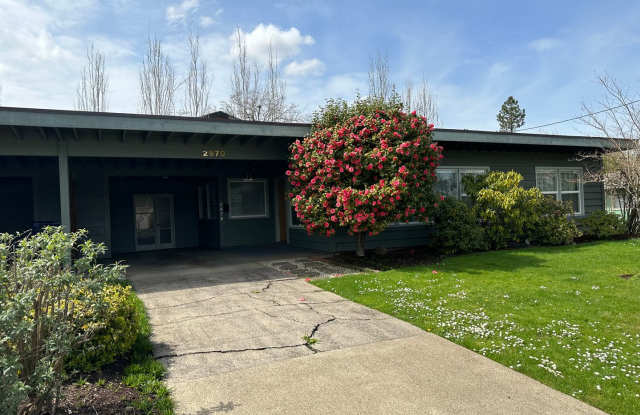 Beautifully updated duplex in South Eugene! - 2970 Oak Street, Eugene, OR 97405