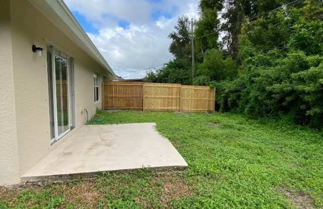 2 Bed 2 Bath Duplex in San Carlos Park Gallery 3