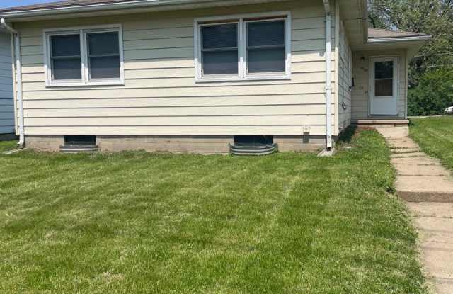 2 bedroom 1 bath duplex - 137 Western Avenue, Waterloo, IA 50701