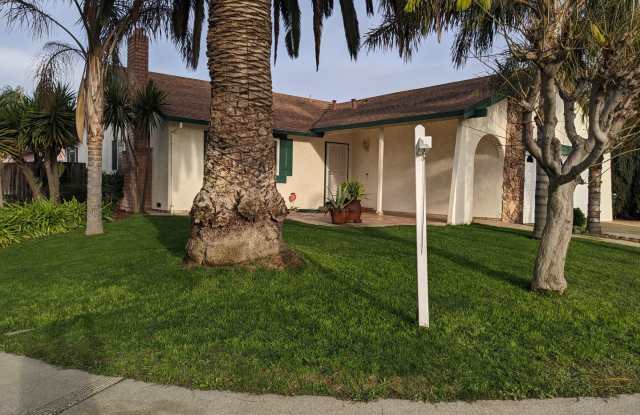 A well kept house sitting in the corner lot photos photos
