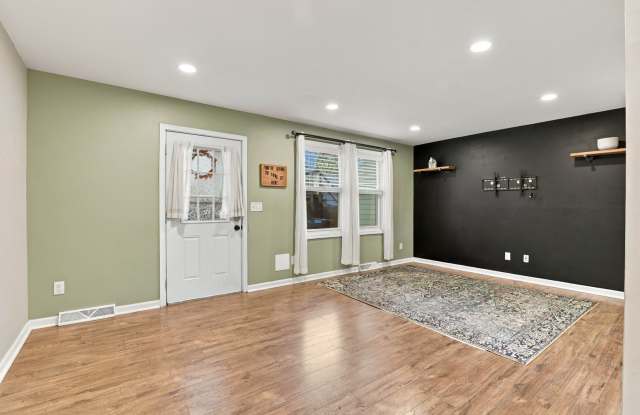 Charming 3-Bedroom Townhome with Central Air, Basement & Off-Street Parking Gallery 3