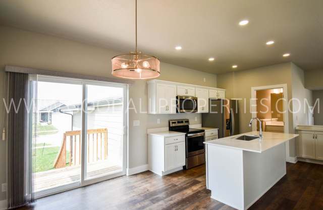 Modern Ranch Home in Waukee | Finished Basement & Waukee Schools Gallery 3