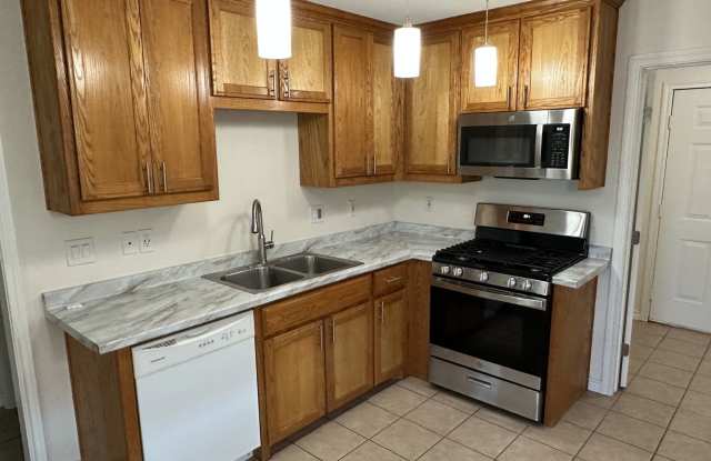 $1195 - Charming duplex in Pilot Point Gallery 1