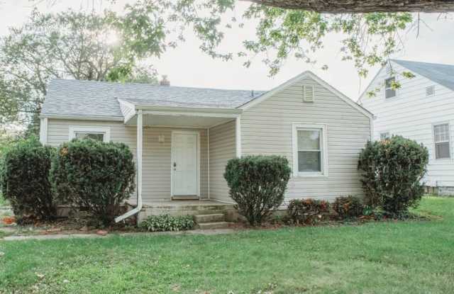 Dishwasher Included - 2017 North Maplewood Avenue, Muncie, IN 47304