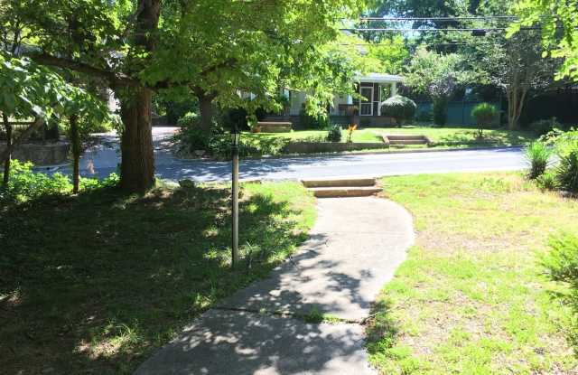 Sweet & Spacious 4br on the northside w/ parking & deck, walking distance to UNC Gallery 4