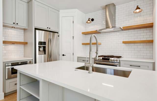 UT PRE-LEASE: 2018 New Construction: Luxury 4 bed / 3 bath home in West Campus Gallery 3