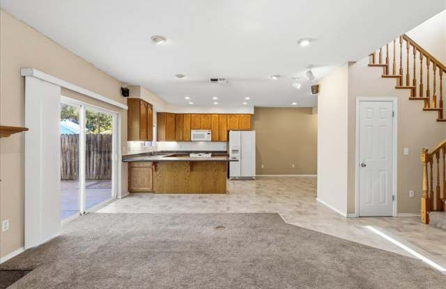 3 Bed 2.5 Bath 2 Car Garage! Gallery 4