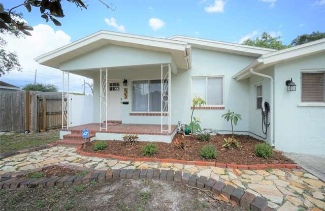 5347 10th St N photos photos
