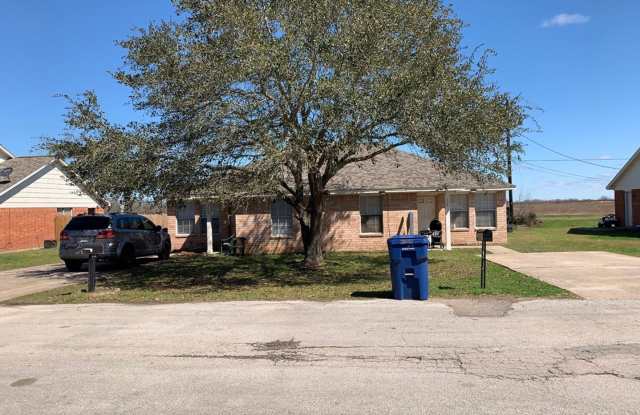 Newly refreshed spacious 2bedrooms,2 baths duplex in Eagle Lake, TX. Gallery 1
