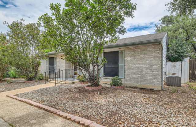 Charming 2BR/2 Bath Garden Home Great Location in San Antonio Gallery 4