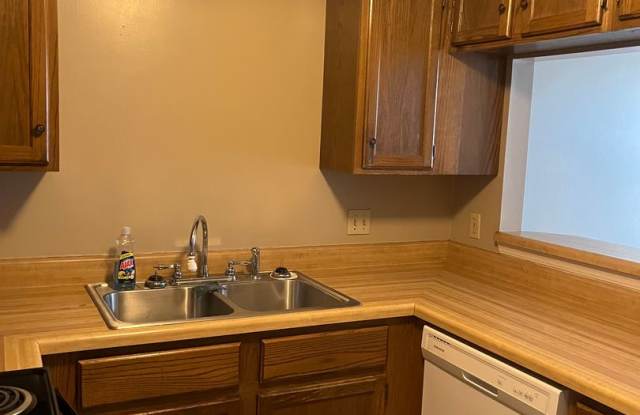 2 bedroom House with fenced in yard Gallery 4