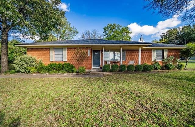 302 N Lyndalyn Avenue - 302 North Lyndalyn Avenue, DeSoto, TX 75115