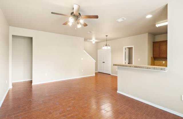 AVAILABLE NOW! Beautiful 3 Bedroom Duplex Located in New Braunfels, Texas! Gallery 4