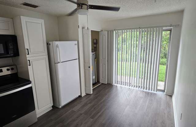 2/2 Bath Half Duplex with Single Car detached garage. Gallery 3
