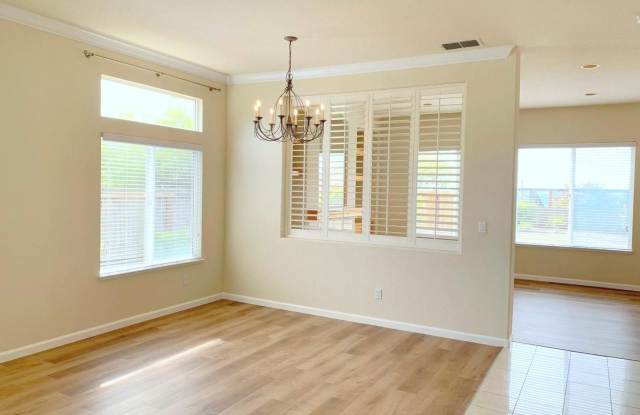 5300 Pacific Terrace Court Gallery 4