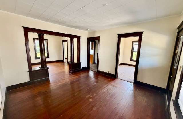 Charming 3 Bedroom House with Front Porch! Gallery 3