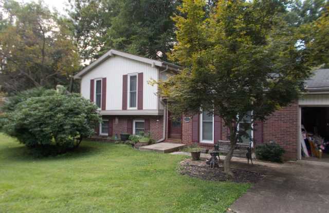 Spacious Oak Park Split-Level with Workshop & 2-Car Garage! Gallery 1