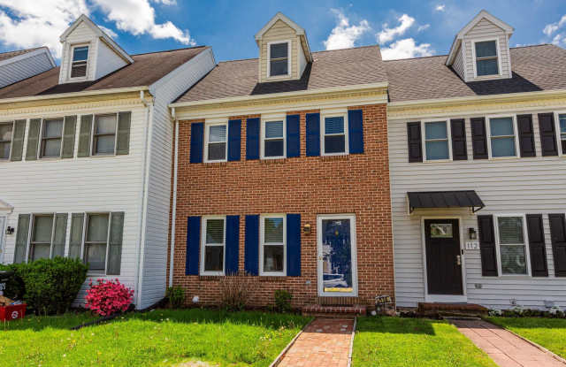 Updated Townhouse with Deck, Basement, New Flooring, and Appliances! photos photos