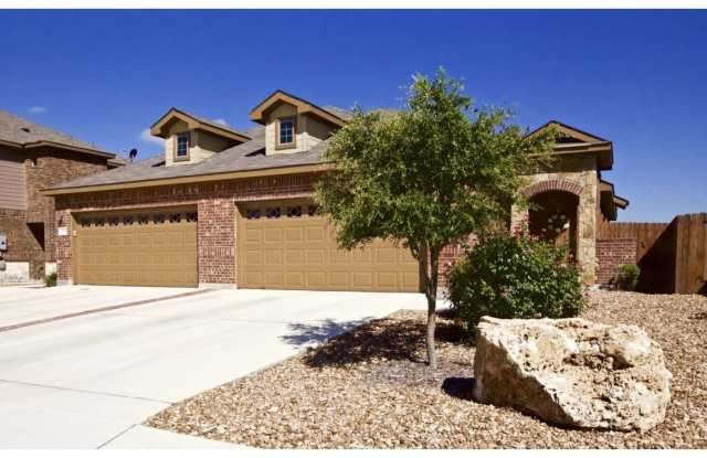 BEAUTIFUL 3 BEDROOM TOWNHOUSE LOCATED IN BASTROP, TEXAS! photos photos