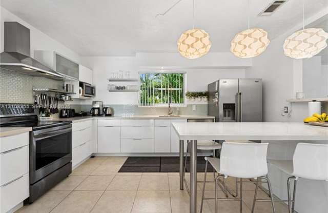 1650 NE 171st St # 1650, North Miami Beach, FL 33162 Gallery 1