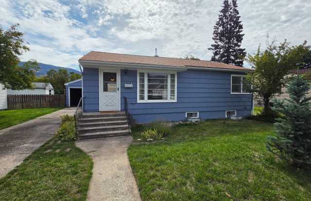 Charming House with Detached Garage Gallery 1