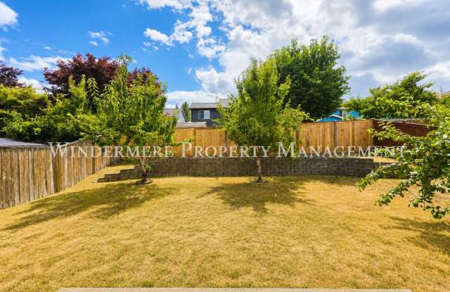Bright and Spacious 4 Bedroom in Convenient CK location with fenced backyard and 3 car garage Gallery 4