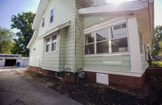 Spacious three bedroom home for rent with large back yard and two car garage on west end Gallery 4