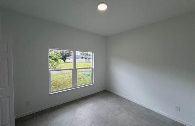 1092 Norton Avenue S Gallery 4