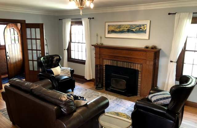 Charming Tudor 3 Blocks From Mayo Gallery 3