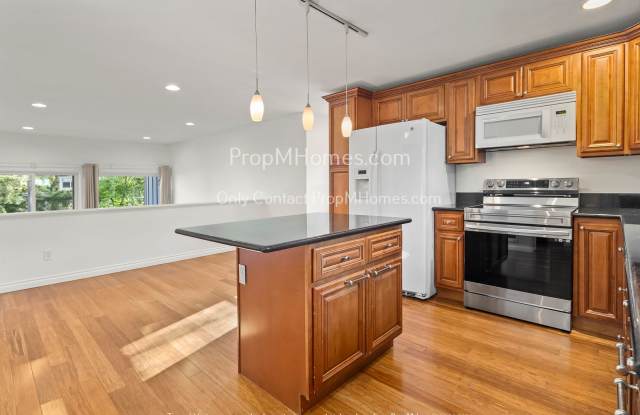 Beautiful Three Bedroom Condo W/ Amities In Highly Desired Mt. Park Community! photos photos