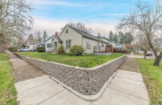 Charming 4-Bedroom Home Near UO Campus – Spacious, & Well-Maintained photos photos